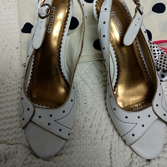 Shoes - Picture 7 of 8